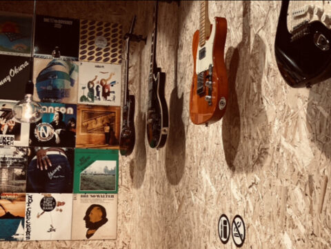 スタジオ内のギター